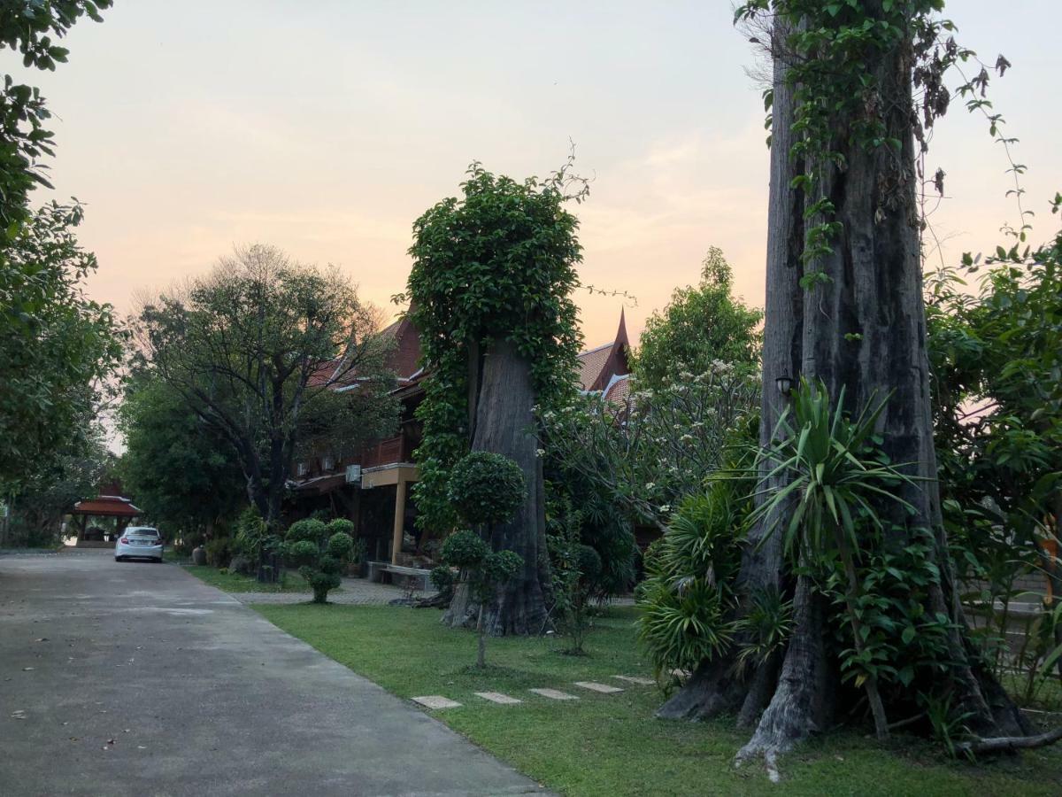 Ruen Thai Ban Rim Nam Кампхенґпхет Екстер'єр фото