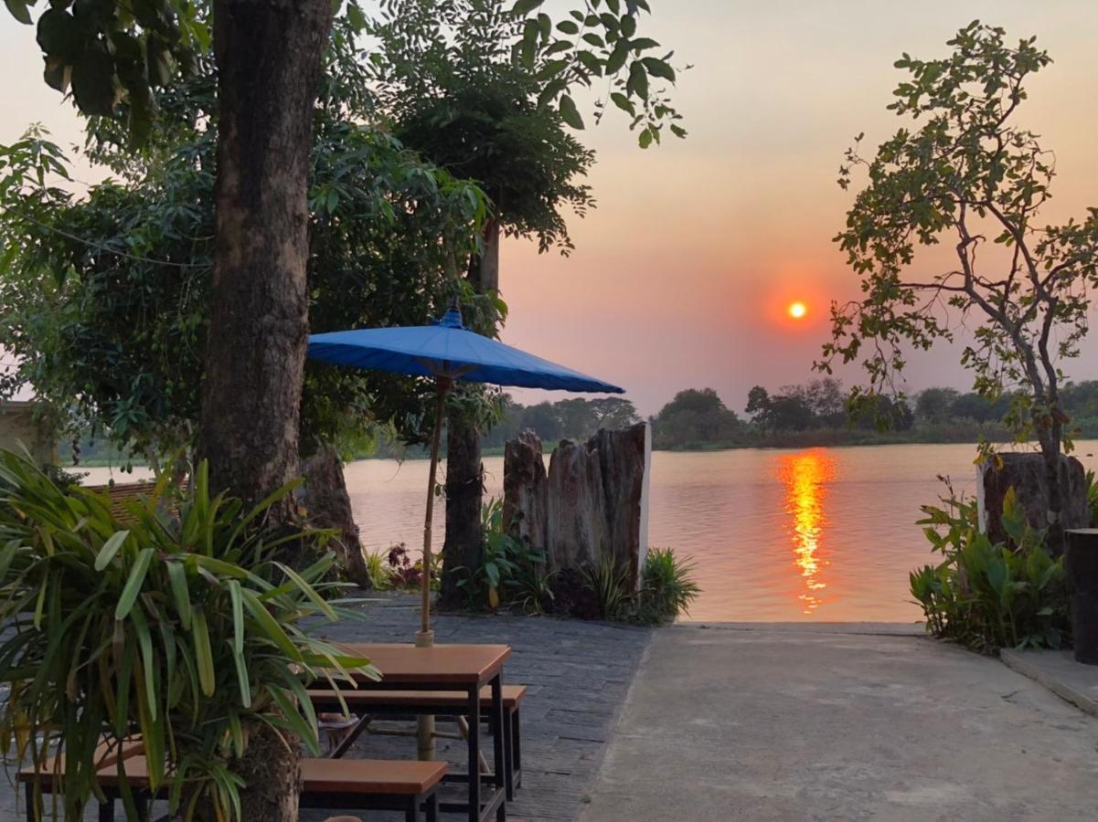 Ruen Thai Ban Rim Nam Кампхенґпхет Екстер'єр фото